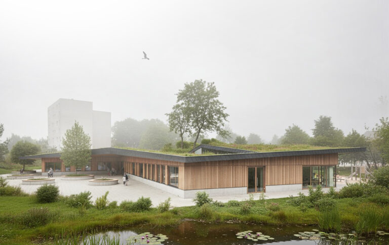 Holzfassade und Gebäudekubatur Außenansicht - Neubau Kindertagesstätte Husum
