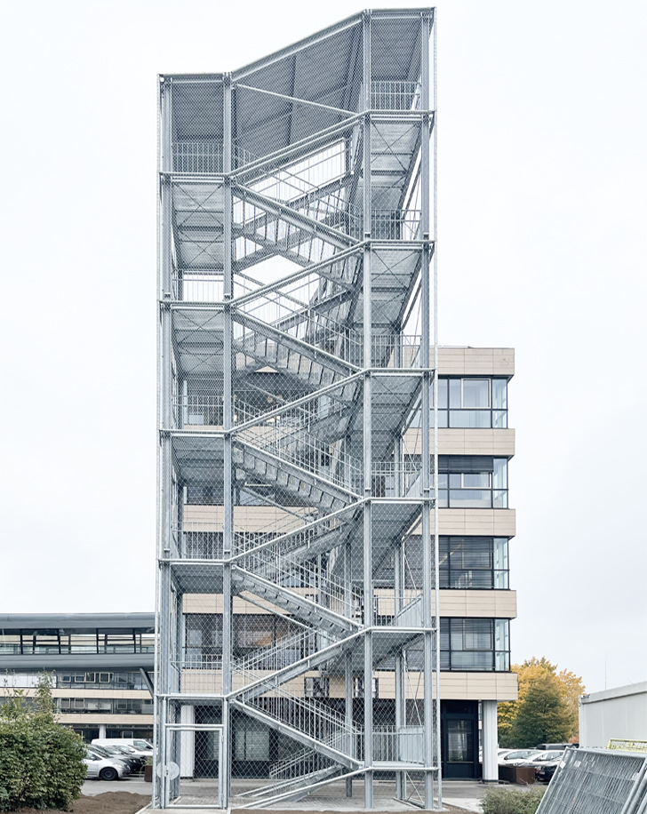 Fluchttreppenturm Außenansicht - Brandschutzsanierung am Landratsamt Böblingen