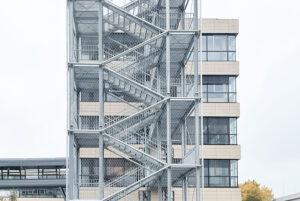 Fluchttreppe Außenansicht - Brandschutzsanierung am Landratsamt Böblingen