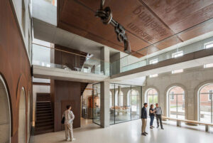 Empfangshalle Aula Innenraumansicht - Bauen im Bestand – Kulturhof Wiesau